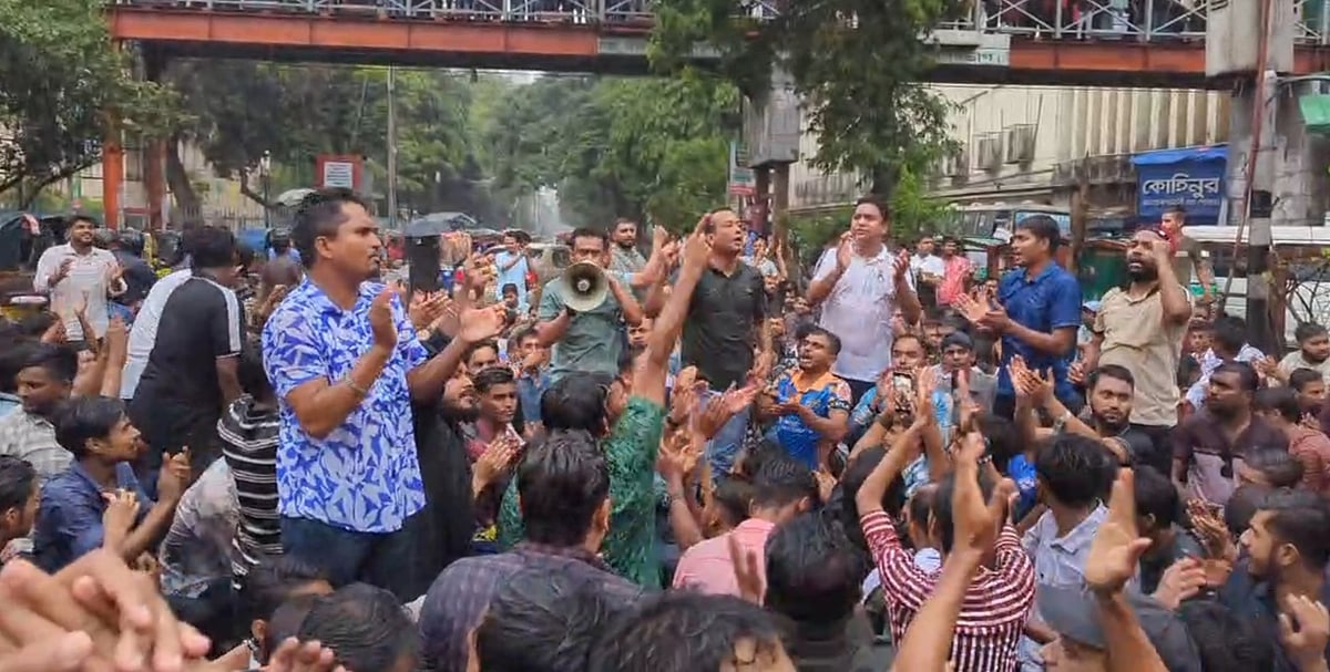 রাজধানীর শাহবাগ মোড়ে অবরোধ করেছেন জাতীয়তাবাদী ছাত্রদলের নেতা-কর্মীরা