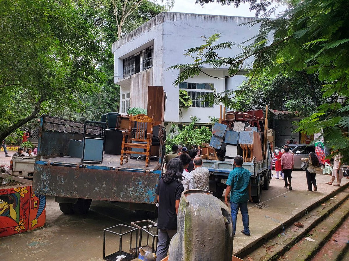 চারুকলা ইনস্টিটিউটের আসবাব মূল ক্যাম্পাসে নিয়ে যাওয়া হচ্ছে। আজ দুপুরে চট্টগ্রাম  নগরের মেহেদীবাগের ক্যাম্পাসে