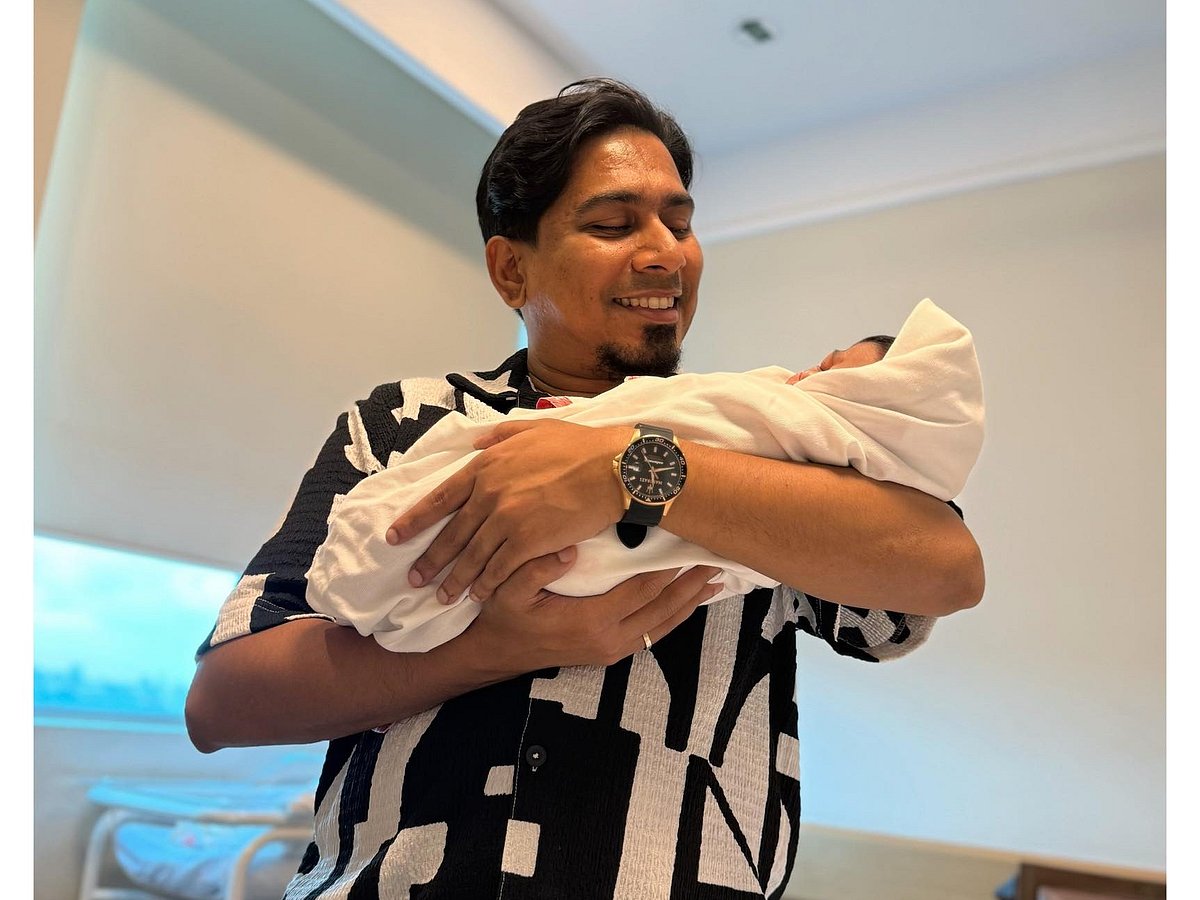 পুত্রকে কোলে নিয়ে তোলা একটি ছবি ফেসবুকে পোস্ট করেছেন কাজল আরেফিন