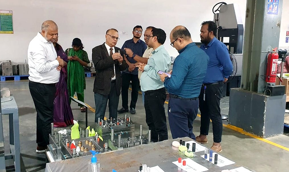 ভোক্তা অধিকার সংরক্ষণ অধিদপ্তরের মহাপরিচালক মোহাম্মদ আলীম আখতার খান সম্প্রতি মুন্সিগঞ্জের গজারিয়ায় রিমার্ক এইচবির কারখানায় বিভিন্ন ধরনের কসমেটিকস, স্কিন কেয়ার ও হোম কেয়ার পণ্যের উৎপাদনপ্রক্রিয়া ঘুরে দেখেন