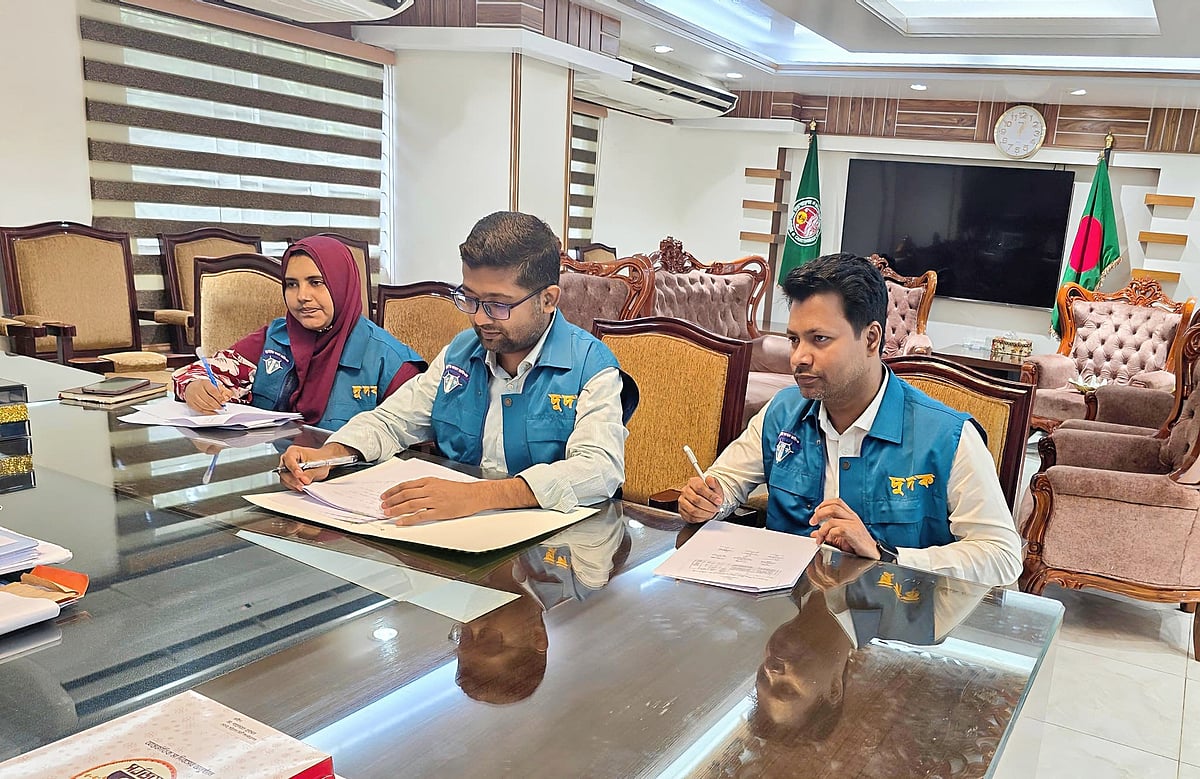 প্রকৌশলীর পদোন্নতির অনিয়মের তদন্তে নগরের টাইগারপাসে চট্টগ্রাম সিটি করপোরেশনের প্রধান কার্যালয়ে অভিযান  চালায় দুদক। আজ দুপুরে