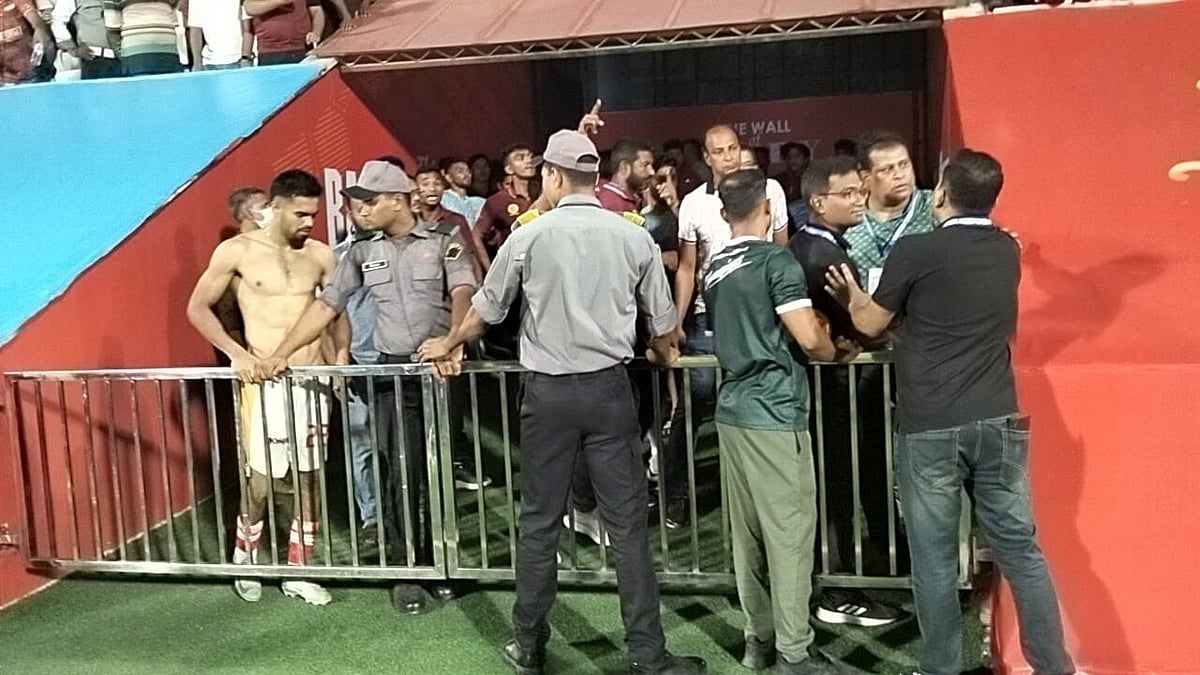 গত ২ মে আবাহনী–বসুন্ধরা কিংস গোলমালের ম্যাচে ম্যাচ কমিশনারকে ধাক্কা মারার অভিযোগ আসে সাদের বিরুদ্ধে