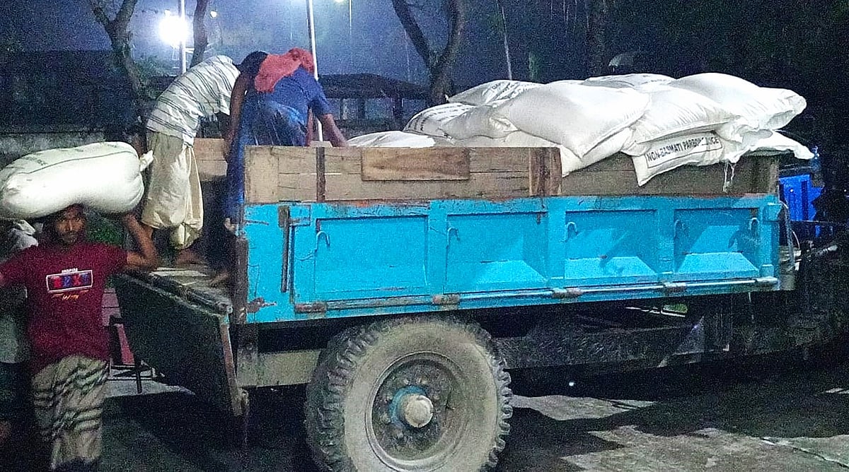 জামালপুরের সরিষাবাড়ীতে গুদাম থেকে জব্দ করা ১০২ বস্তা ভিজিএফের চাল। গতকাল রাতে উপজেলার তারাকান্দি পুলিশ তদন্তকেন্দ্রের সামনে