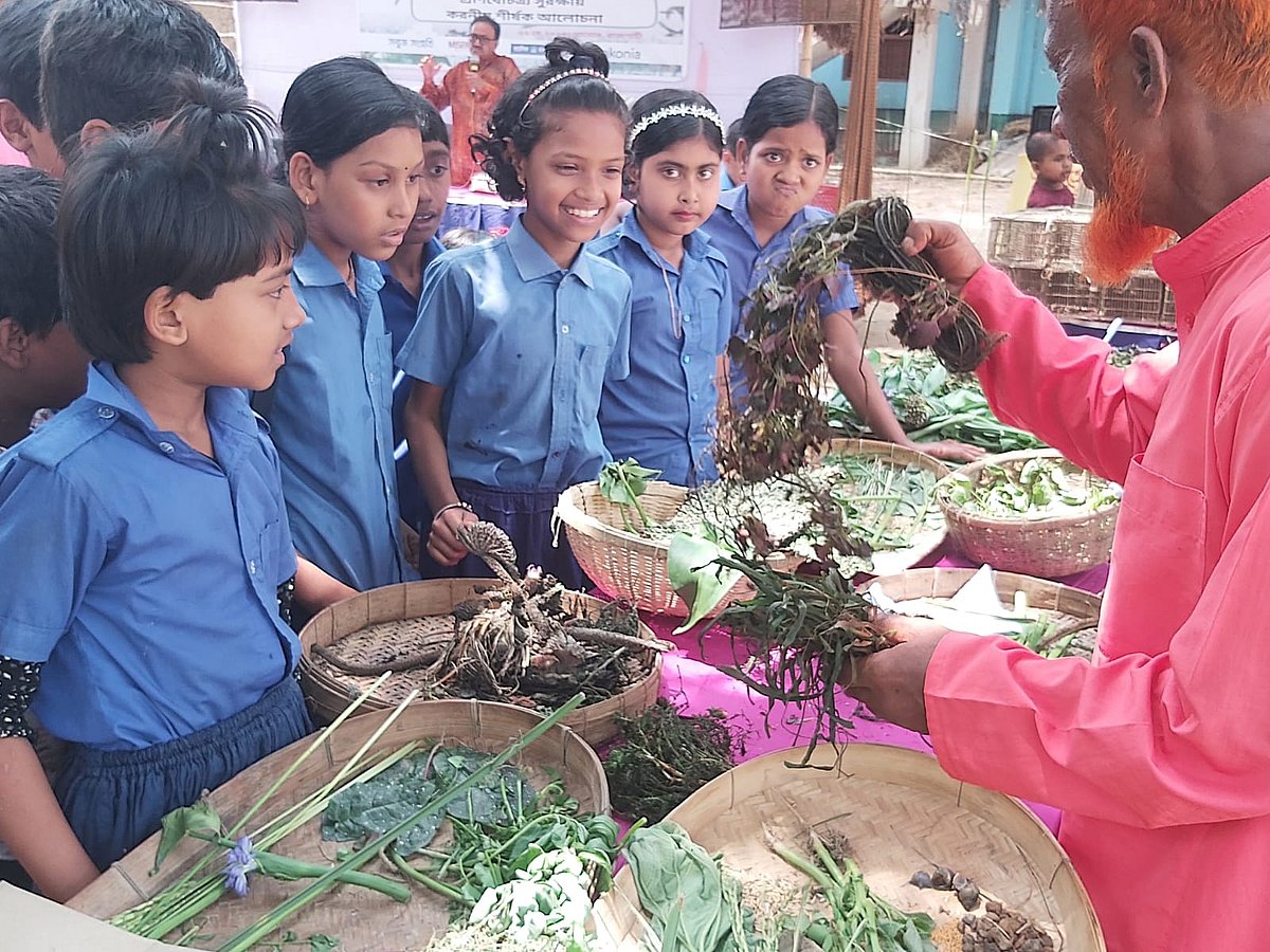 প্রাণবৈচিত্র্য উৎসবে কবিতার সুরে সুরে জলজ উদ্ভিদের সঙ্গে শিশুদের পরিচয় করিয়ে দেন। বুধবার সকালে রাজশাহীর তানোর উপজেলার গোকুল-মথুরা গ্রামের বিলপাড়ে