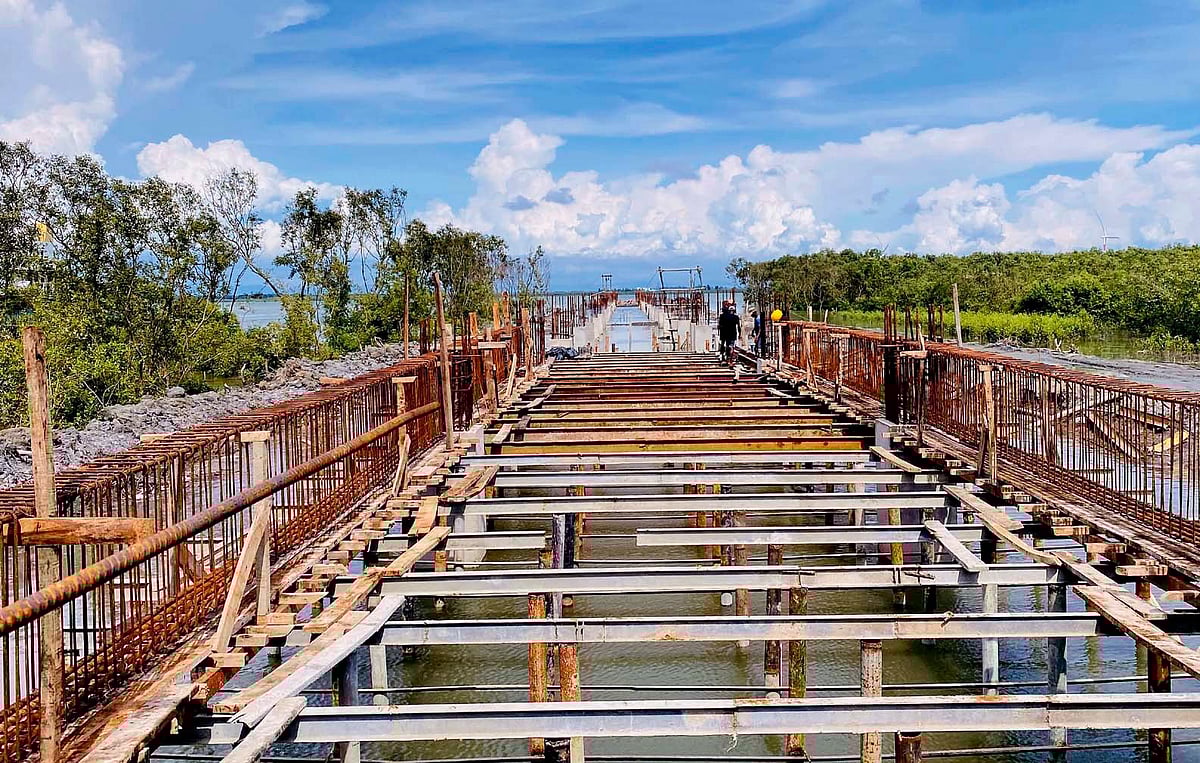 কক্সবাজারের মহেশখালী পৌরসভার গোরকঘাটায় প্যারাবন কেটে নির্মিত হচ্ছে ৭০০ মিটারের নতুন জেটি। গতকাল দুপুরে