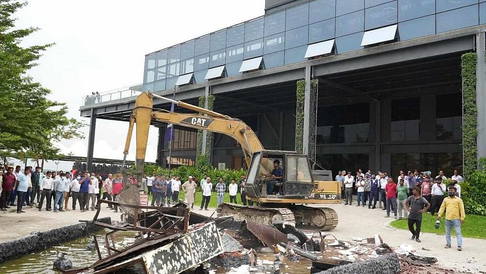 রাজধানীর মিরপুরের গোড়ান-চটবাড়ি এলাকায় ভ্রাম্যমাণ আদালত পরিচালনা করে অবৈধ স্থাপনা উচ্ছেদ করা হয়