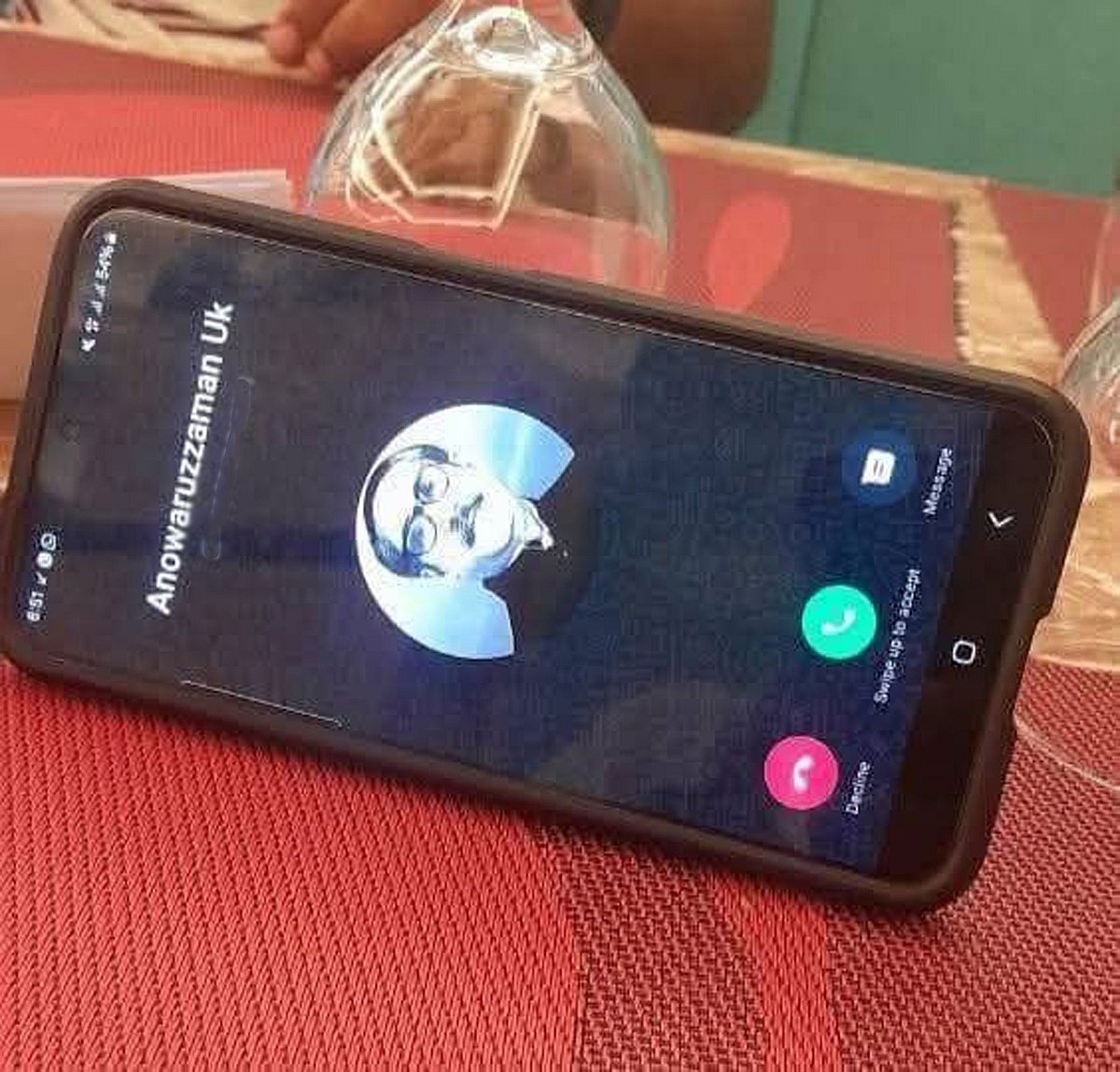 সিলেট মহানগর বিএনপির সাধারণ সম্পাদক ইমদাদ হোসেন চৌধুরীর মুঠোফোনে এই ‘কল’ আসার ছবি ফেসবুকে ছড়িয়ে সমালোচনা করছে বিএনপির একটি পক্ষ