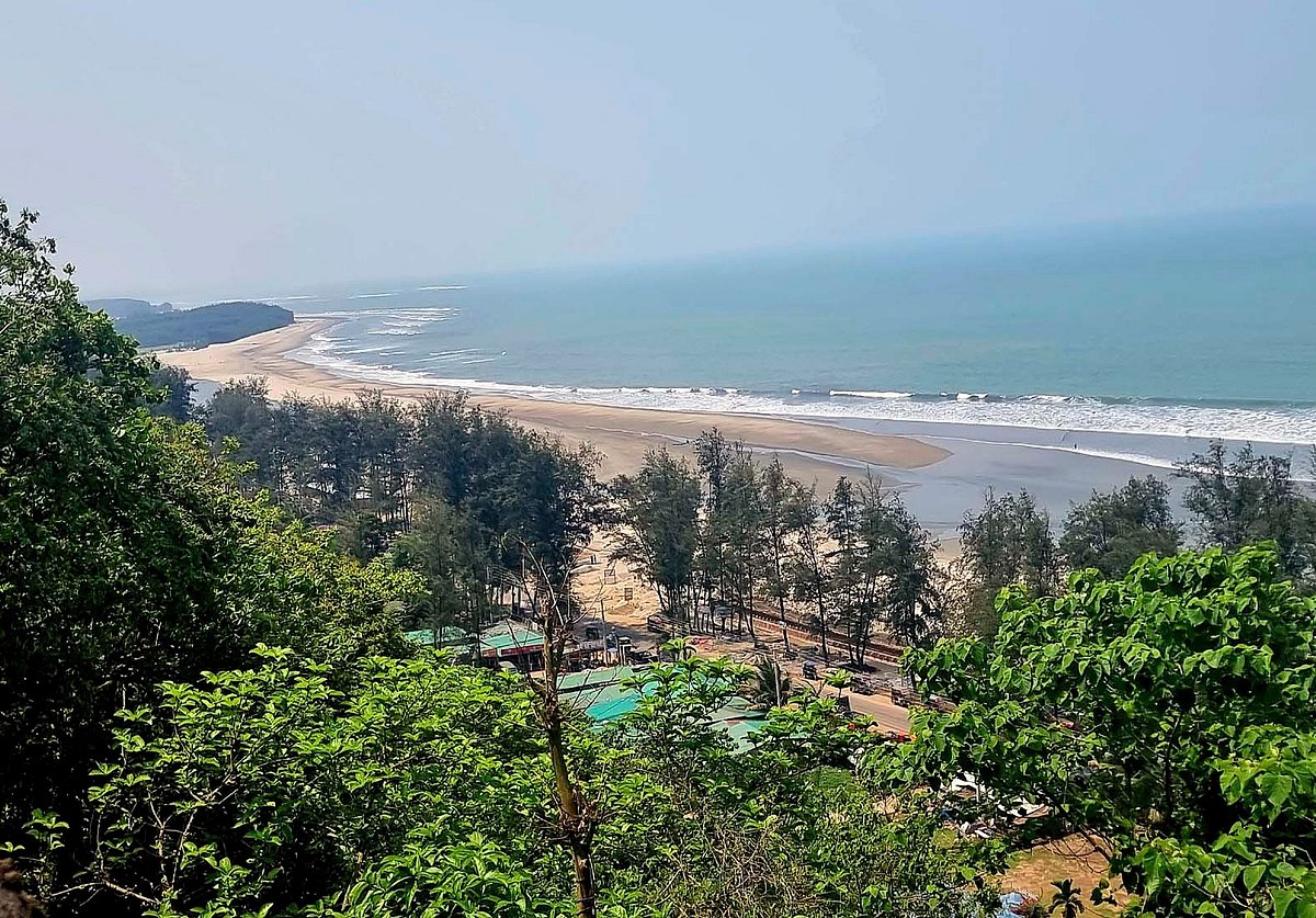 কক্সবাজারের হিমছড়ির পাহাড়চুড়া থেকে দূরের প্রকৃতি দেখতে অপরুপ। সম্প্রতি তোলা