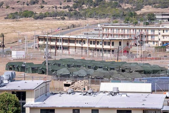 গুয়ান্তানামো বেতে অবস্থিত যুক্তরাষ্ট্রের নৌঘাঁটিতে আটক অভিবাসীদের জন্য স্থাপন করা অস্থায়ী তাঁবু