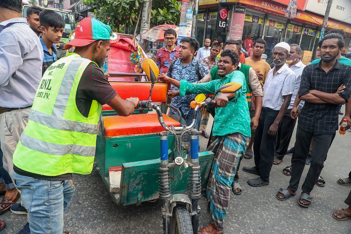 এই মানুষগুলোর জীবনের নির্মম দিকটা হলো তঁাদের জীবন আর রাষ্ট্রীয় উচ্ছেদ একই সমান্তরালে চলতে থাকে।