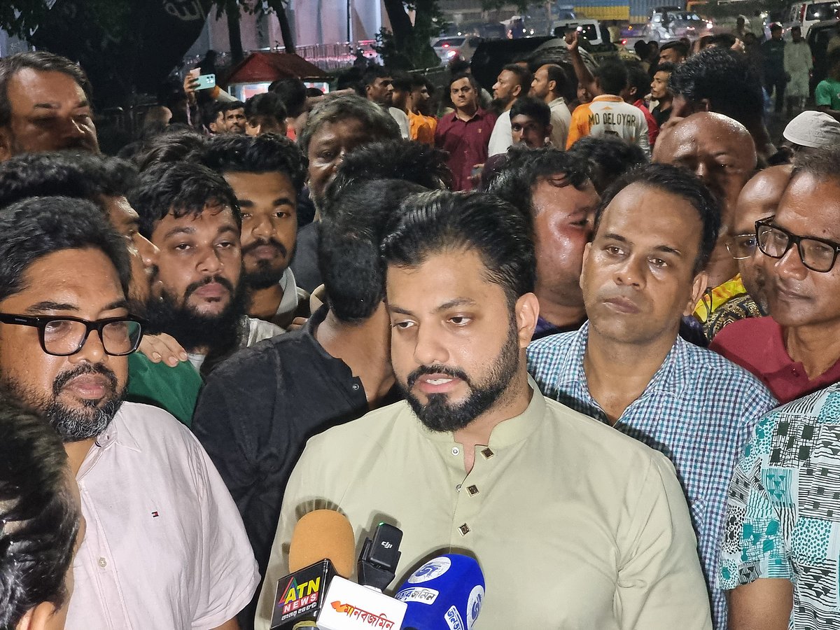 রাজধানীর কাকরাইল মোড়ে বিএনপির নেতা–কর্মীদের অবস্থান কর্মসূচিতে বুধবার দিবাগত রাত সাড়ে ১১টায় কথা বলেন ইশরাক হোসেন