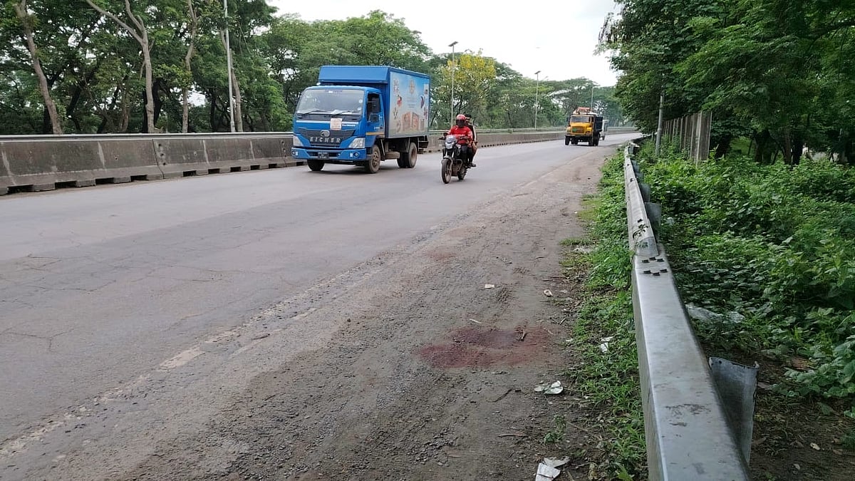 ভৈরবে ছিনতাইকারীর ছুরিকাঘাতে ট্রাকচালকের মৃত্যু হয়েছে। সৈয়দ নজরুল ইসলাম সড়ক সেতুর ভৈরব প্রান্তে রক্তের দাগ দেখা যাচ্ছে। আজ দুপুরে তোলা