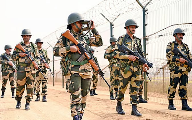 সীমান্ত এলাকায় বিএসএফ সদস্যদের টহল