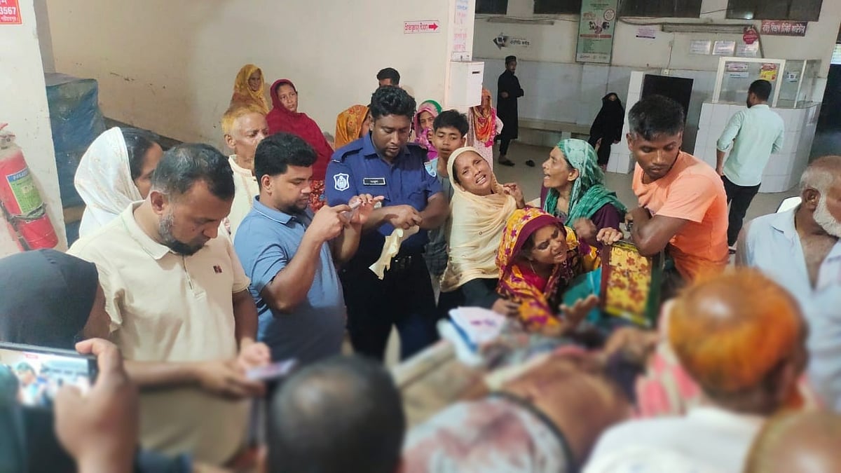 শরীয়তপুরের গোসাইরহাট উপজেলা উপজেলা স্বাস্থ্য কমপ্লেক্সে নিহত স্বেচ্ছাসেবক দলের নেতার মরদেহের পাশে স্বজনদের আহাজারি। বুধবার দুপুরে