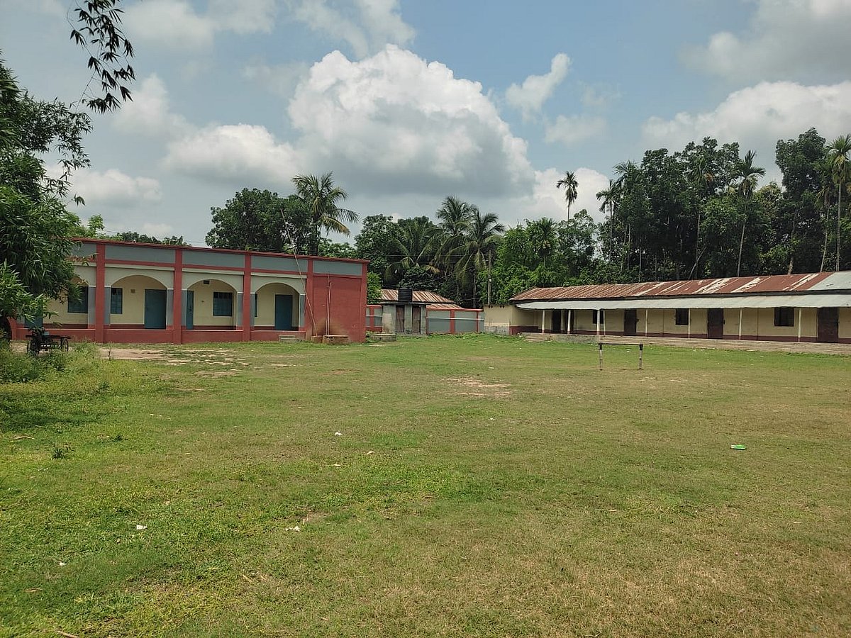 সিগারেট খাওয়া নিয়ে দ্বন্দ্বে রাজশাহীর চারঘাট উপজেলার নাওদাড়া দ্বিমুখী উচ্চবিদ্যালয় দুই দিন ধরে বন্ধ আছে। আজ বুধবার দুপুর সাড়ে ১২টার দিকে তোলা