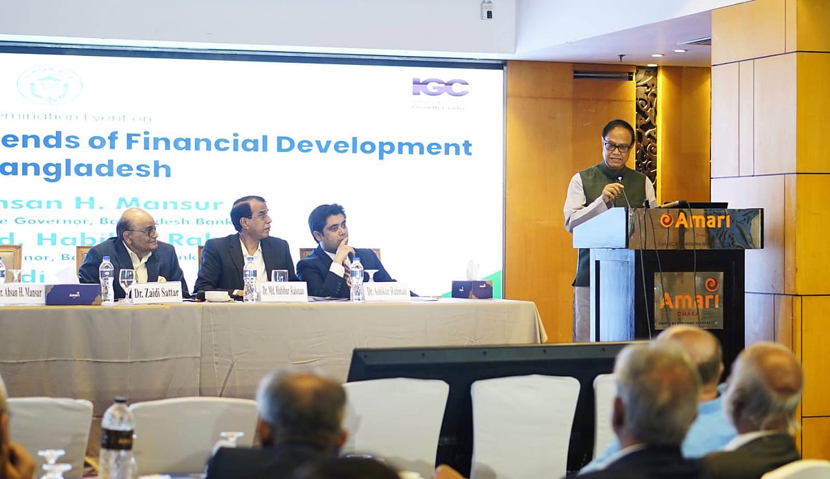 পিআরআই আয়োজিত সেমিনারে বক্তব্য রাখছেন গভর্নর আহসান এইচ মনসুর। গতকাল রাজধানীর হোটেল আমারিতে