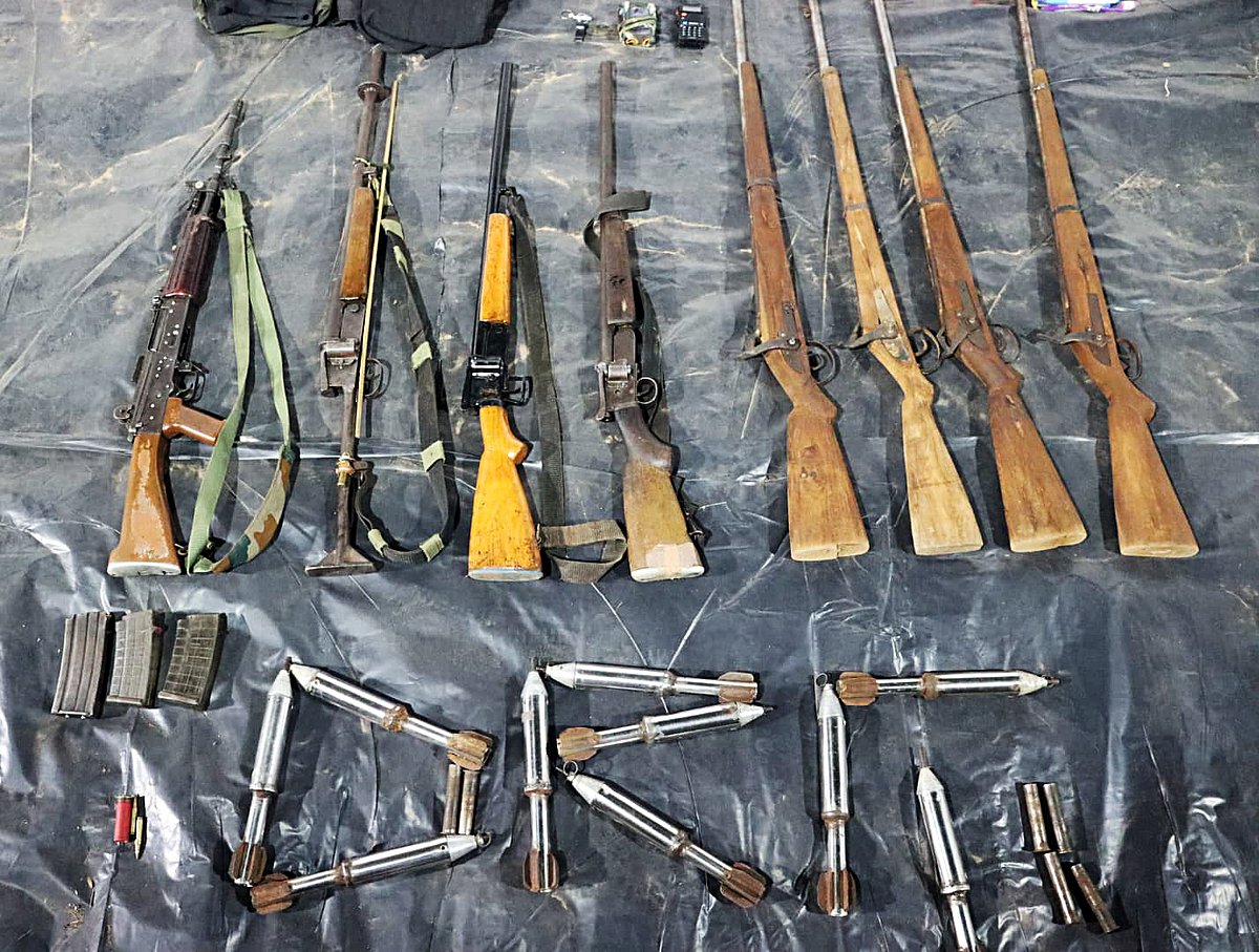 ভারতে মাওবাদীদের বিরুদ্ধে অভিযানে উদ্ধার করা অস্ত্র। ছত্তিশগড়, ১ ফেব্রুয়ারি