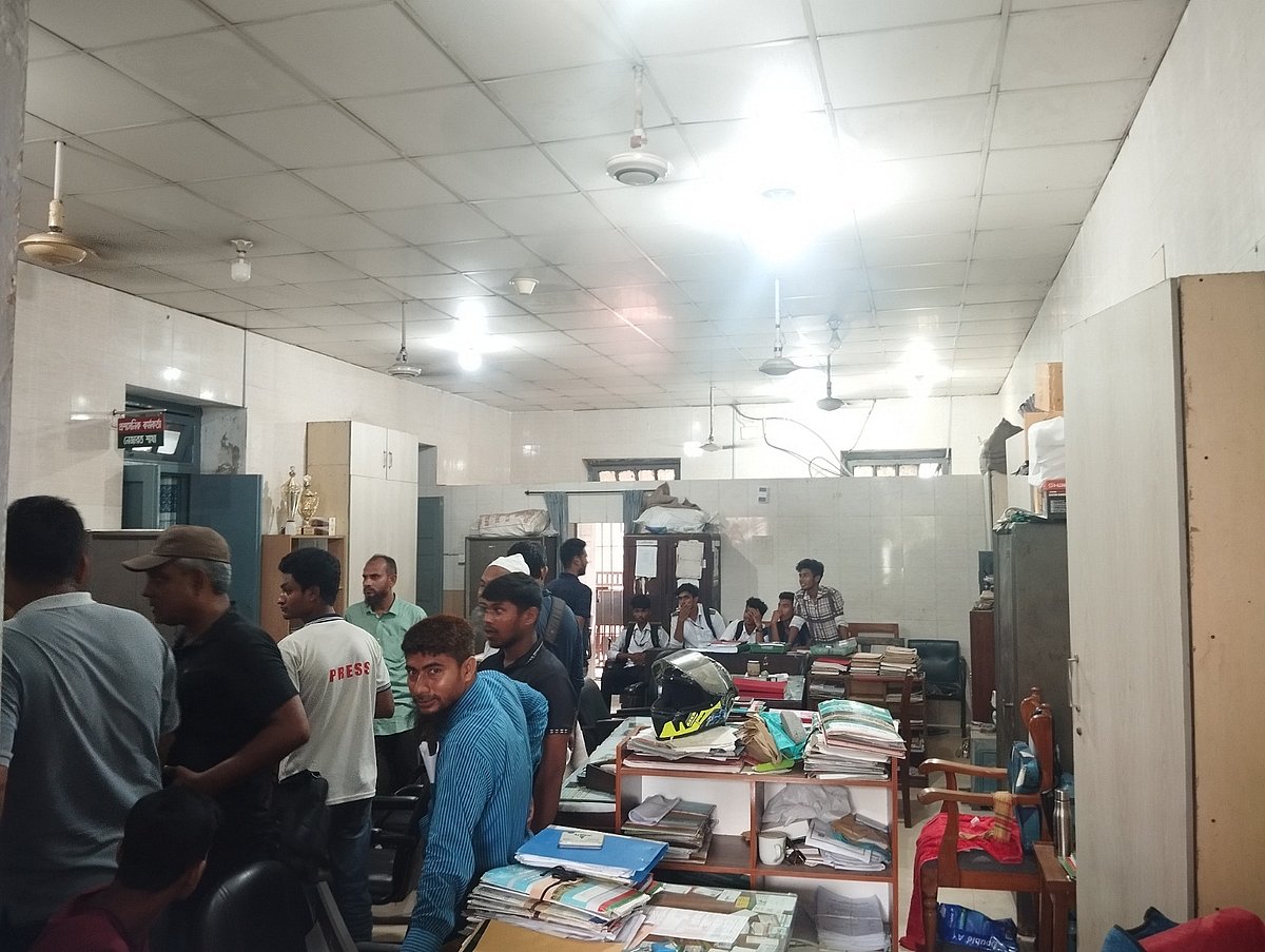 যশোর জেলা প্রশাসকের কার্যালয়ে অর্থিক সহায়তা চাইতে গেলে কর্মচারীদের দ্বারা হেনস্থার শিকার হন শারীরিক প্রতিবন্ধী এক ব্যক্তি। এ সময় কয়েকজন শিক্ষার্থী ওই প্রতিবন্ধী ব্যক্তির পক্ষ নিলে কর্মচারিরা তাদের আটকে রাখে। বুধবার দুপুরে