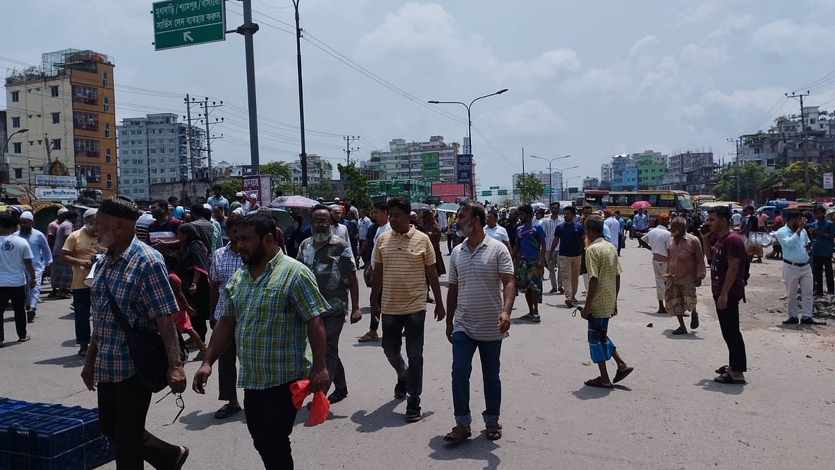 স্থানীয় ব্যক্তিরা যাত্রাবাড়ী-কাজলা সড়ক অবরোধ করায় যাত্রাবাড়ী থেকে ডেমরা সড়কে যান চলাচল বন্ধ হয়ে যায়