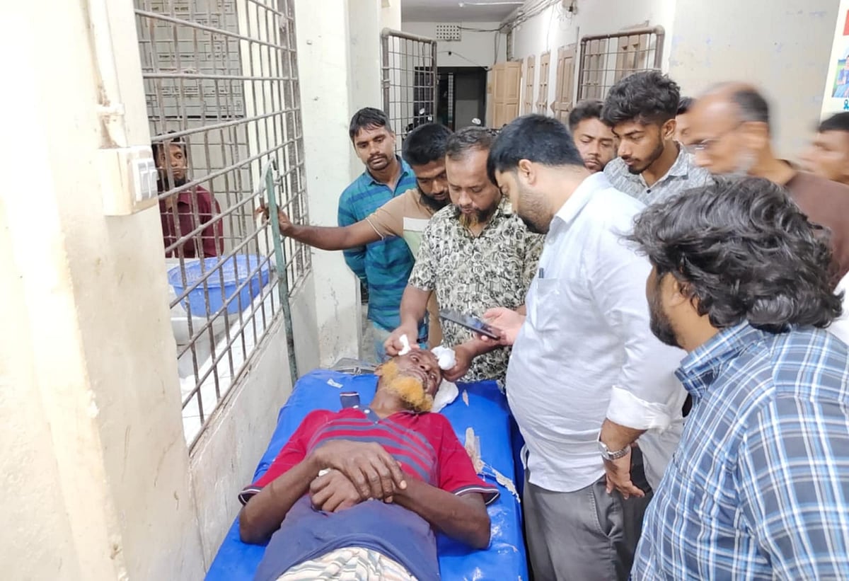 কুষ্টিয়ায় মেলা বসানো নিয়ে বিএনপি ও জামায়াতের মধ্যে সংঘর্ষে আহত ব্যক্তিদের হাসপাতালে ভর্তি করা হয়েছে