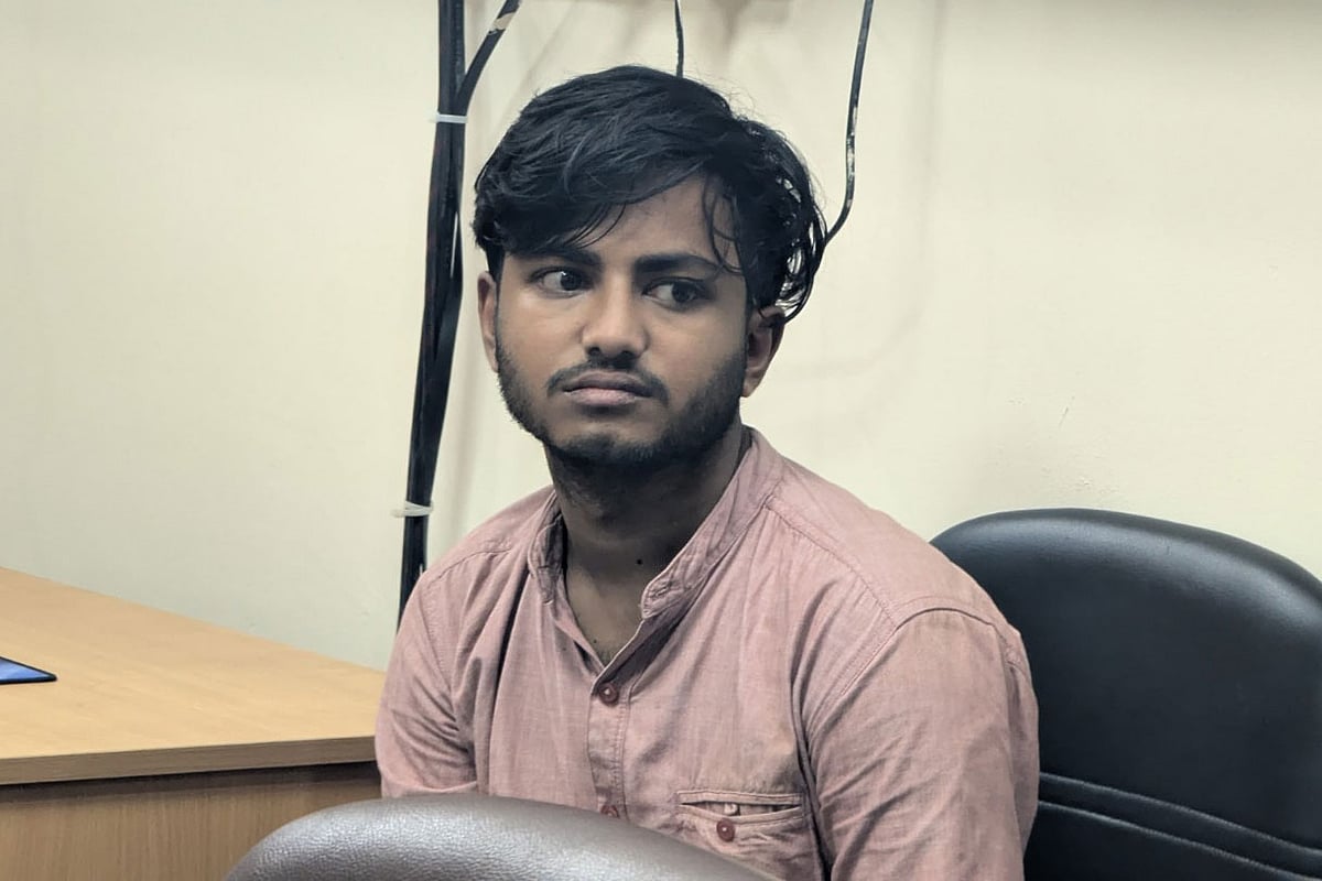 ক্যাম্পাসে এসে মারধরের শিকার ছাত্রলীগ কর্মী ইমন চন্দ্র বর্মণ। আজ বিকেলে চট্টগ্রাম বিশ্ববিদ্যালয়ের প্রক্টর কার্যালয়ে