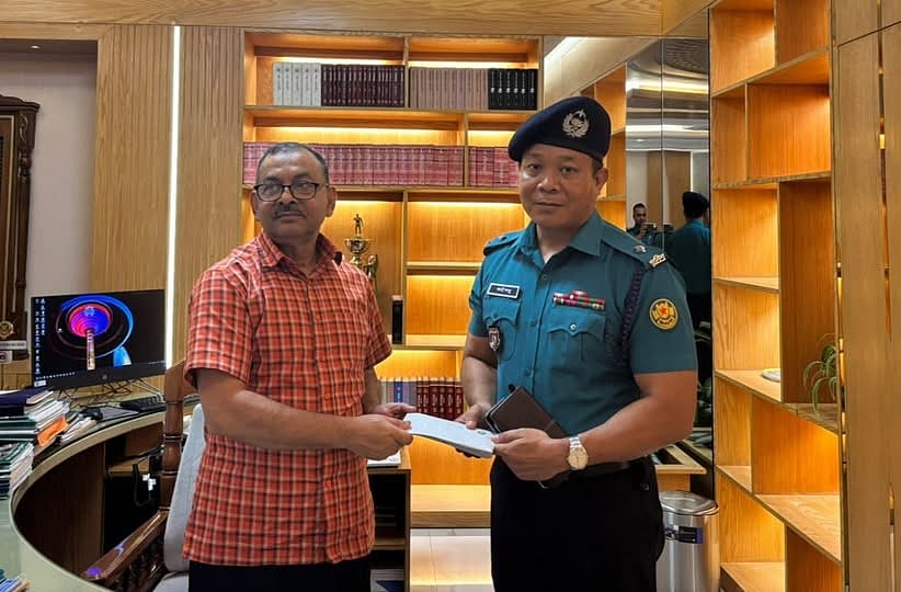 ধানমন্ডি থানার ভারপ্রাপ্ত কর্মকর্তা ক্যশৈন্যু মারমাকে পুরস্কৃত করেন ডিএমপি কমিশনার শেখ মো. সাজ্জাত আলী