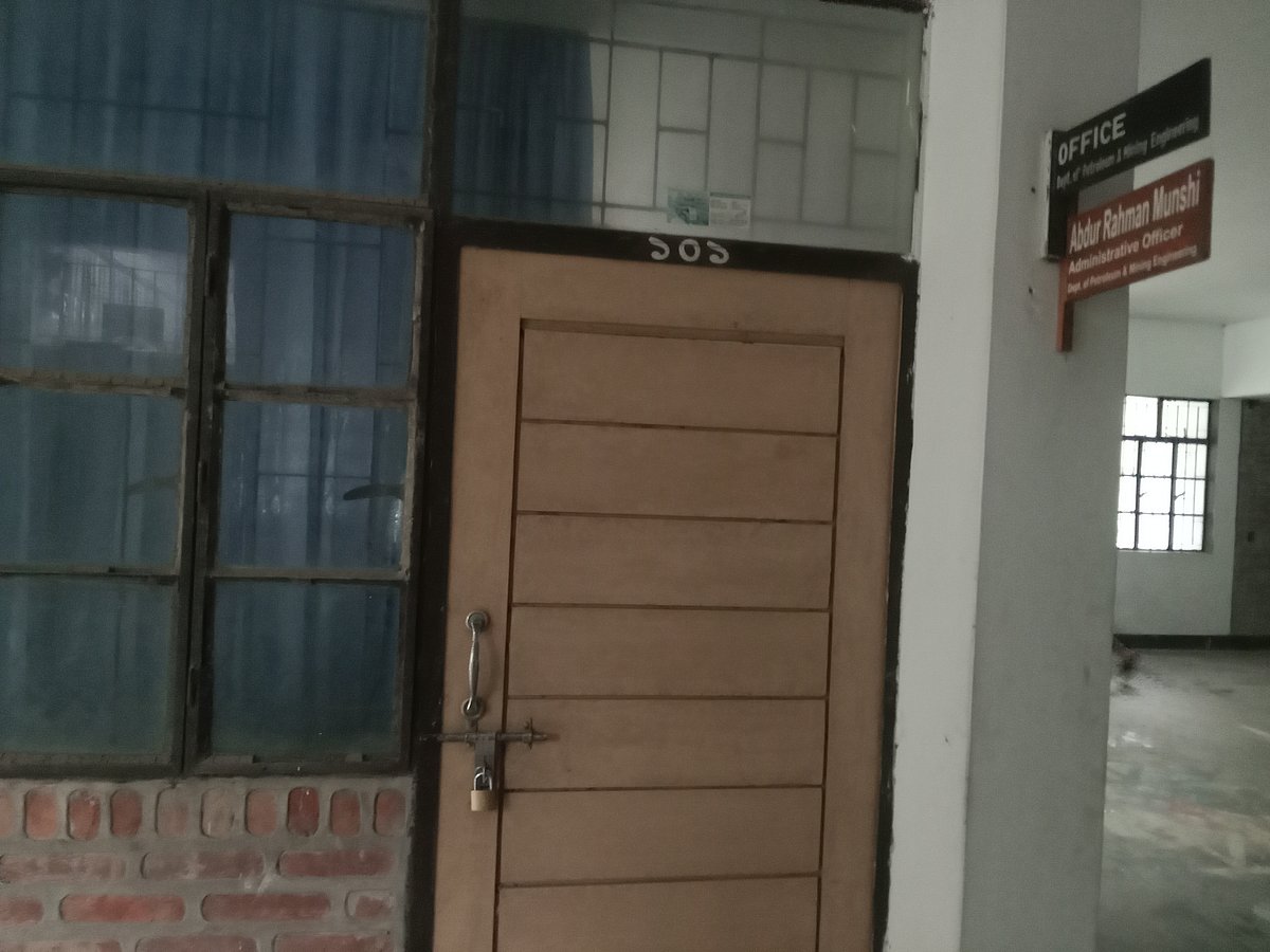 শাহজালাল বিজ্ঞান ও প্রযুক্তি বিশ্ববিদ্যালয়ের পেট্রোলিয়াম ও খনি প্রকৌশল বিভাগের কার্যালয়ে তালা দিয়েছেন বিভাগের শিক্ষার্থীরা। গতকাল সকাল ১০টার দিকে