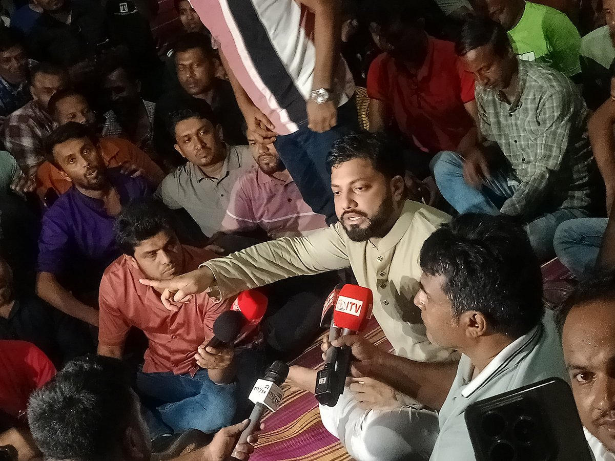 আন্দোলনরত নেতা–কর্মীদের মধ্যে এসে সাংবাদিকদের সঙ্গে কথা বলেন বিএনপি নেতা ইশরাক হোসেন। আজ বুধবার সন্ধ্যায় রাজধানীর কাকরাইল এলাকায়