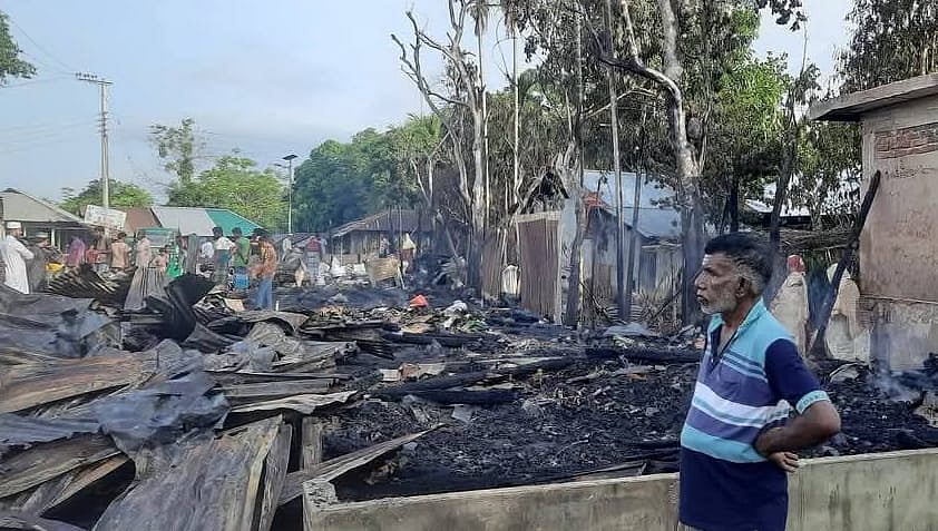 আগুনে পুড়ে যাওয়া দোকান। আজ সকালে তোলা