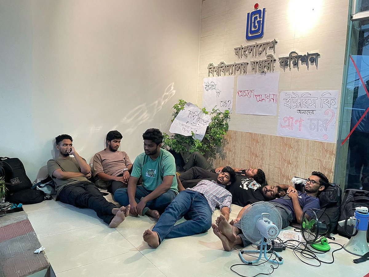 বিশ্ববিদ্যালয় মঞ্জুরি কমিশন (ইউজিসি) প্রাঙ্গণে অনশনরত শিক্ষার্থীরা