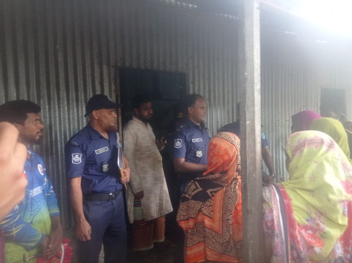 এক গৃহবধূর মরদেহ উদ্ধারের খবর পেয়ে ঘটনাস্থলে যান পুলিশ সদস্যরা। আজ দুপুর ১২টার দিকে