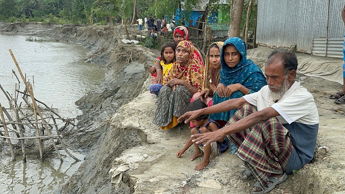 নদী ভাঙতে ভাঙতে এগিয়ে এসেছে ঘরের খুব কাছে। যে কোনো সময় বিলীন হবে নদীতে। উৎকণ্ঠিত বাসিন্দারা ভাঙনের দৃশ্য দেখছেন পাড়ে বসে। ফেনীর সোনাগাজী উপজেলার চর দরবেশ ইউনিয়নের উত্তর চর সাহাভিখারী গ্রামের বাঁশবাড়িয়া এলাকায়