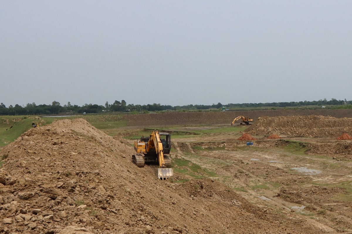 প্রায় দেড় শ বিঘা জমির বেশিরভাগ অংশেই পুকুর খনন করা হয়েছে। গত মঙ্গলবার রাজশাহীর দুর্গাপুর উপজেলার উজান খলসী এলাকায়