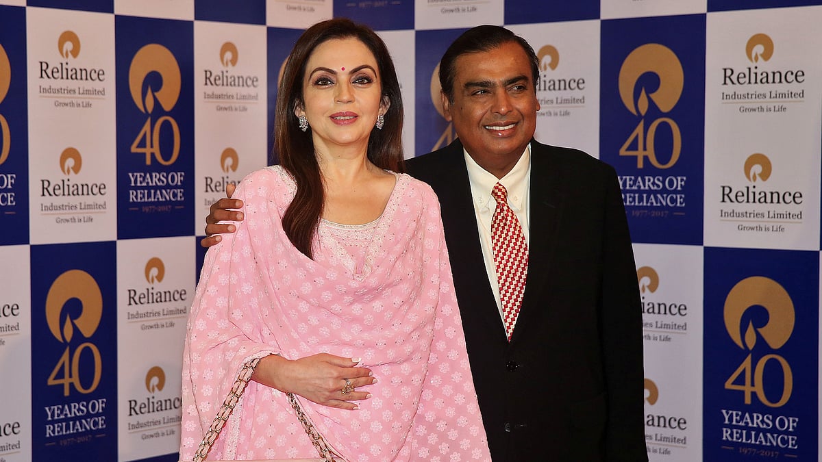 ভারতের শীর্ষ ধনী মুকেশ আম্বানি ও তাঁর স্ত্রী নীতা আম্বানি। ছবি: