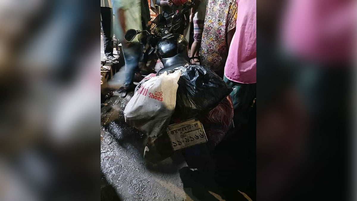 দুঘটনায় পড়া মোটরসাইকলে। ছবি: ফেসবুকের একটি গ্রুপ থেকে নেওয়া