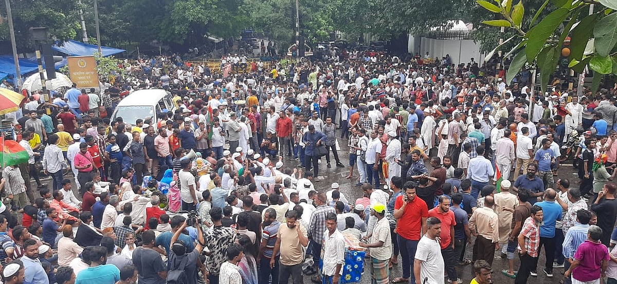 কাকরাইল মোড়ে অবস্থান কর্মসূচিতে বিএনপির নেতা-কর্মীরা