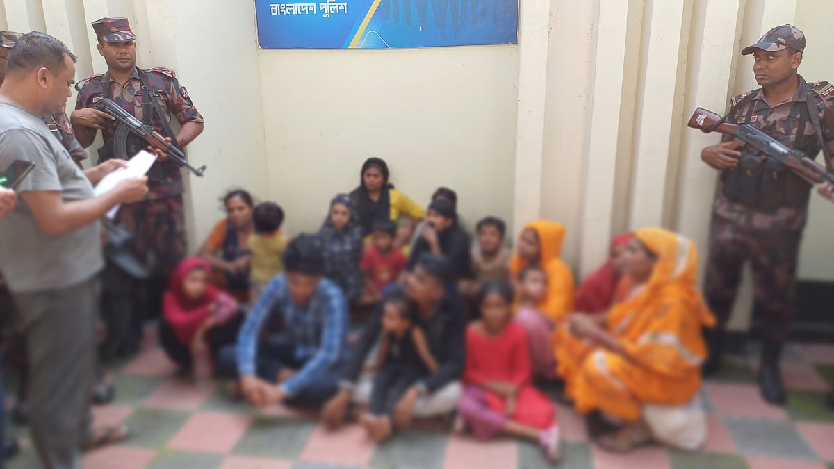 সীমান্তে বিএসএফের ঠেলে পাঠানো ২১ জনকে পঞ্চগড় সদর থানায় হস্তান্তর করা হয়েছে। আজ বৃহস্পতিবার বিকেলে