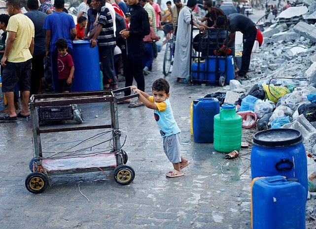পানি সংগ্রহের জন্য দীর্ঘ অপেক্ষা করতে হচ্ছে ফিলিস্তিনিদের