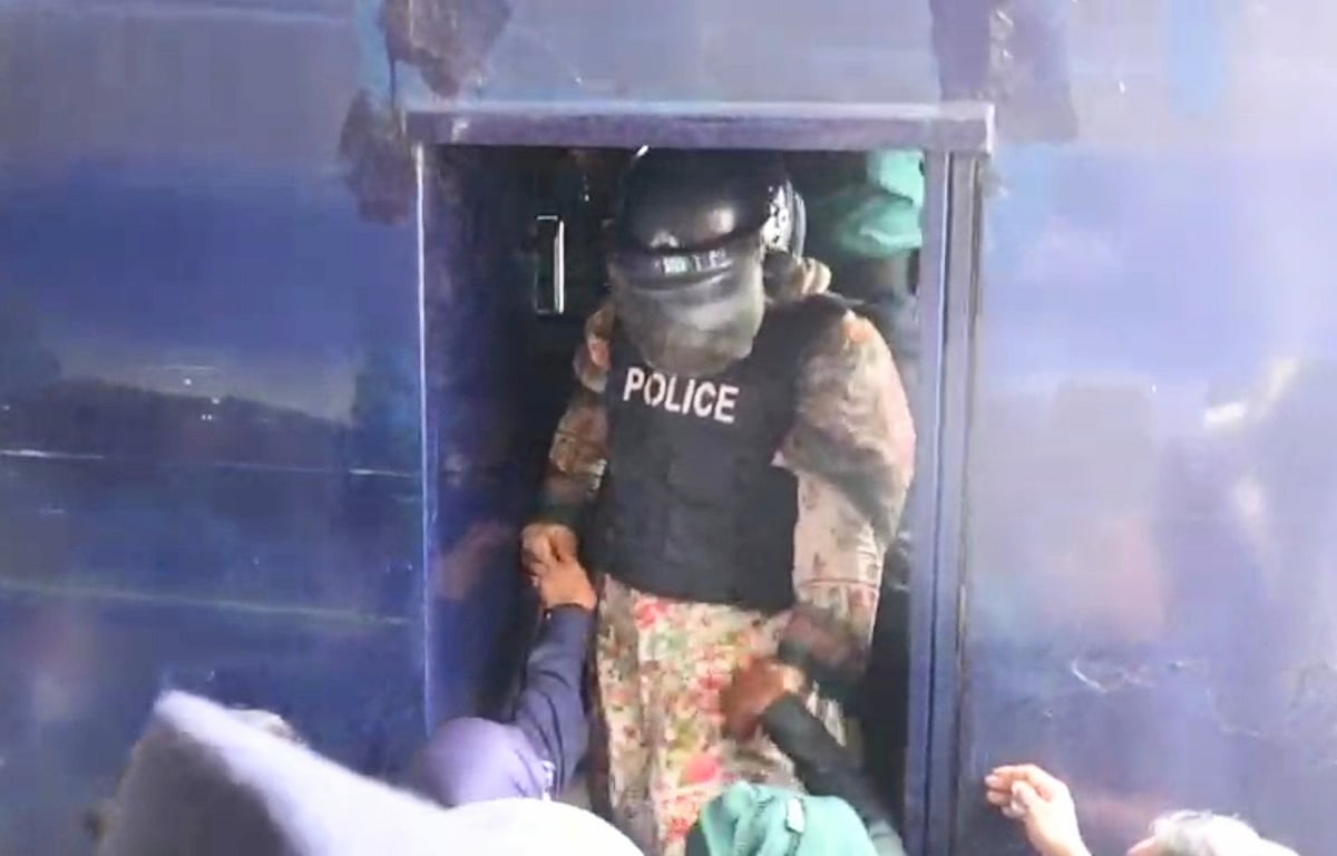 মানিকগঞ্জের আদালতে আনা হয়েছে সাবেক সংসদ সদস্য ও কণ্ঠশিল্পী মমতাজ বেগমকে । আজ বৃহস্পতিবার সকালে