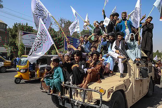 কাবুল দখলের তৃতীয় বার্ষিকী উদ্‌যাপন করছে তালেবানের নিরাপত্তাকর্মীরা। বাগরাম বিমানঘাঁটি, ১৪ আগস্ট ২০২৪