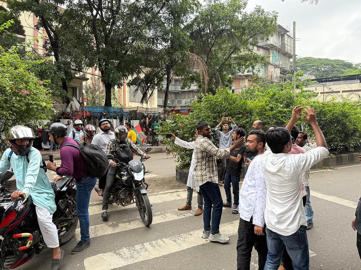 কাকরাইল মোড়ে আসা অনেক মোটরসাইকেলচালককে ঘুরিয়ে দিতে দেখা যায় অবস্থানকারী বিএনপির নেতা-কর্মীদের