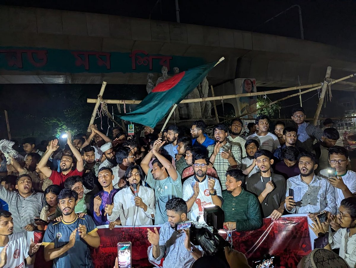 রাজু ভাস্কর্যের পাদদেশে আয়োজিত সমাবেশে তিন দাবি বাস্তবায়নের আহ্বান জানায় জুলাই ঐক্য। বৃহস্পতিবার রাতে ঢাকা বিশ্ববিদ্যালয়ে