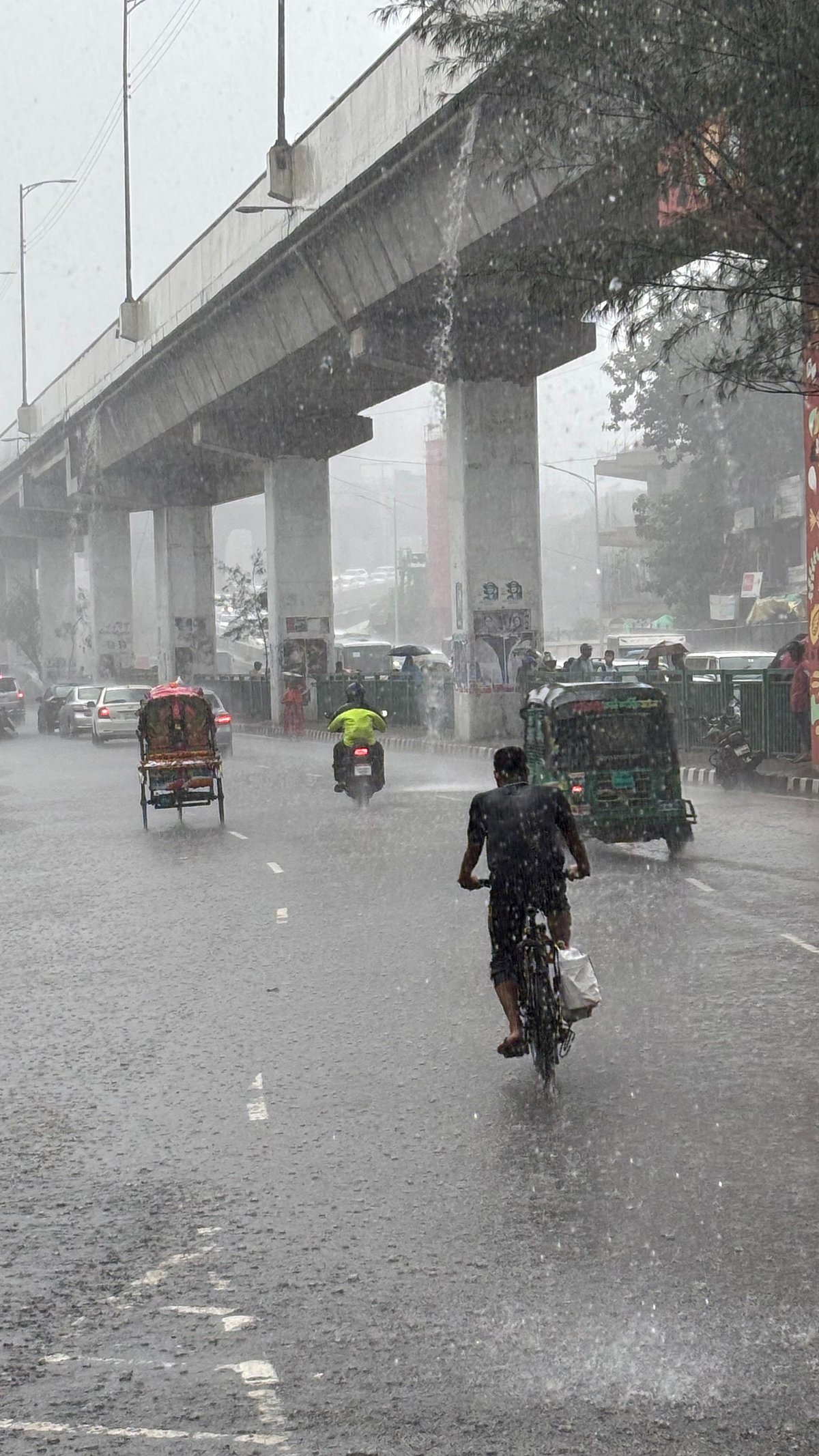 রাজধানীতে আজ সকাল থেকে শুরু হয়েছে বৃষ্টি। বেলা ১১টায় এফডিসি মোড়ে