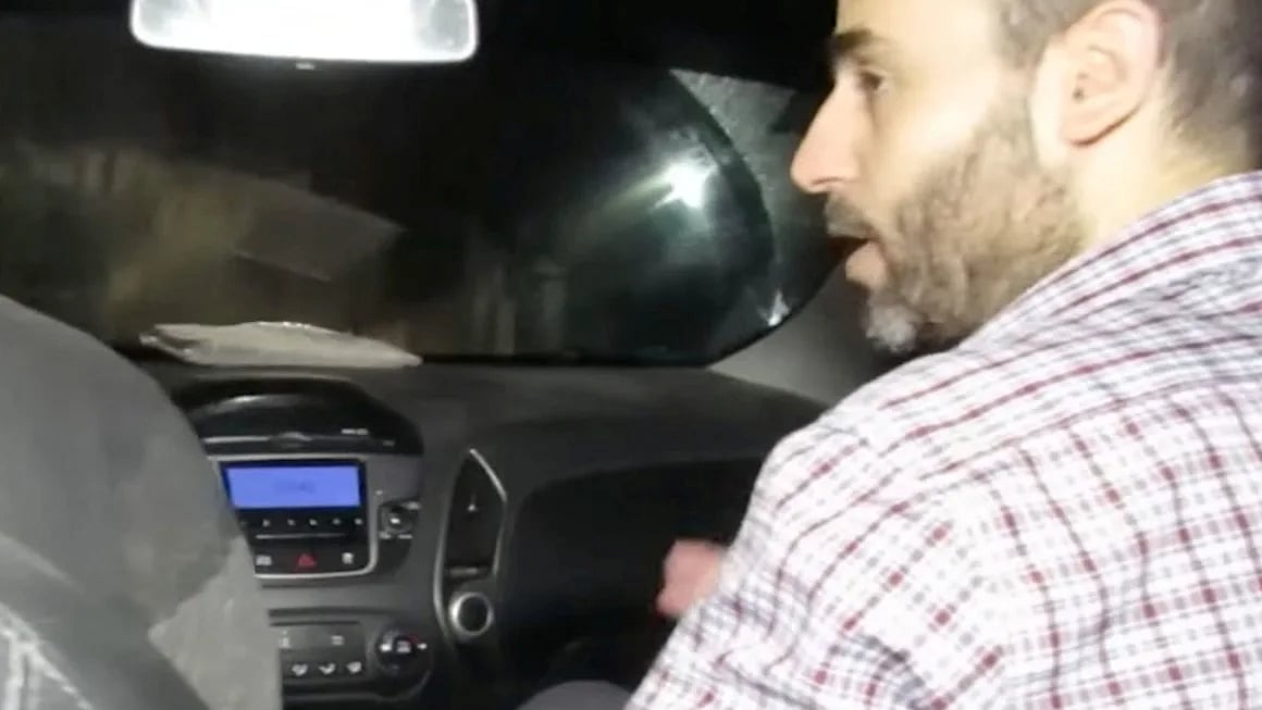 ইসরায়েলি সেনাবাহিনীর প্রকাশ করা ভিডিও স্ক্রিনশটে দেখা যাওয়া ব্যক্তিটি কথিত হামাস নেতা মোহাম্মদ সিনওয়ার। ইসরায়েল–গাজা সীমান্তের ইরেজ ক্রসিংয়ের কাছে একটি গাড়িতে করে যেতে দেখা যাচ্ছে তাঁকে। ১৭ ডিসেম্বর ২০২৩