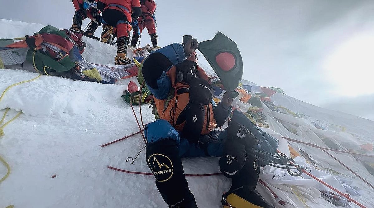 এভারেস্টের চূড়ায় ইকরামুল হাসান শাকিল