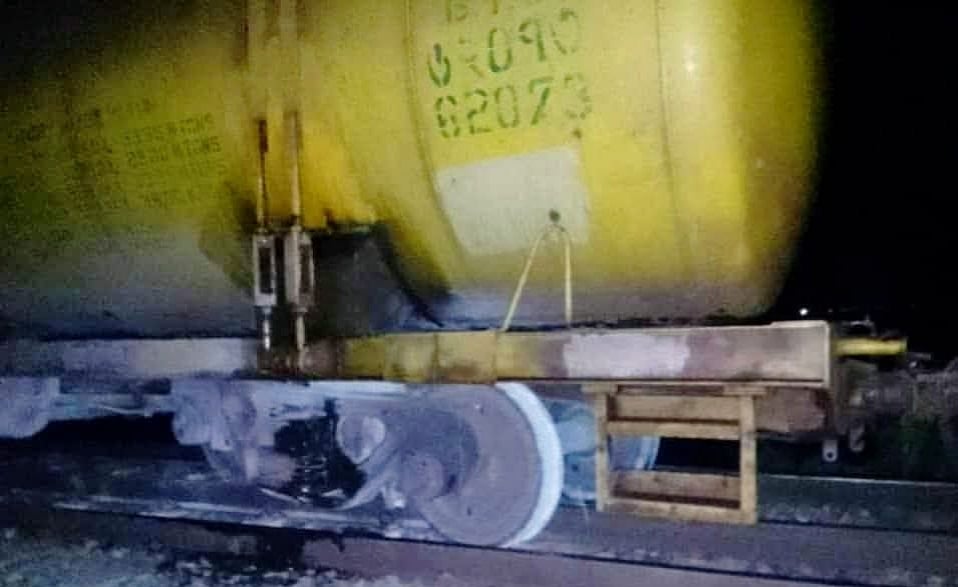 জয়পুরহাটে তেলবাহী একটি ট্রেনের একটি ট্যাংকারের দুটি চাকা লাইনচ্যুত হয়। গতকাল বুধবার রাতে