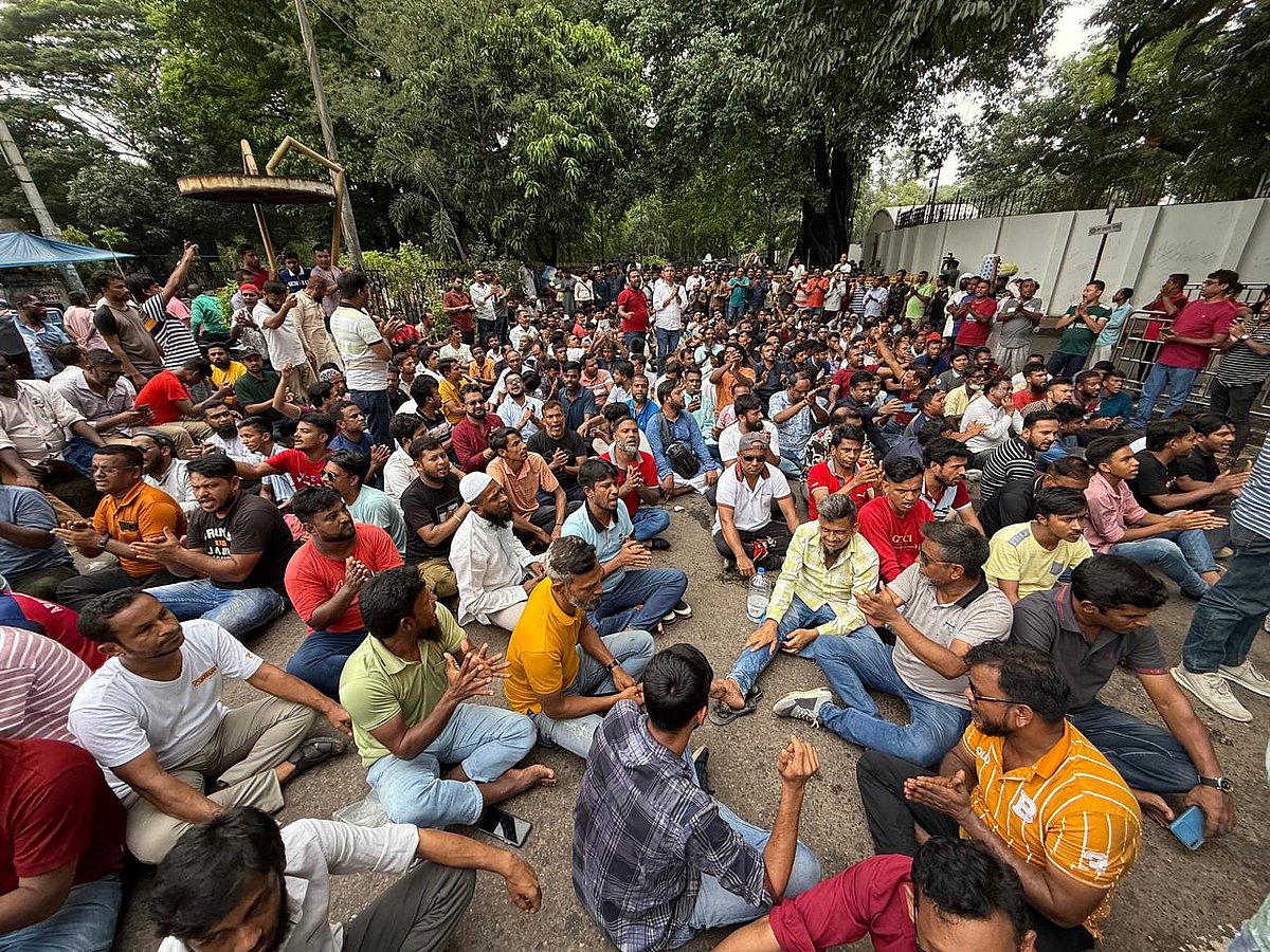 আজ বৃহস্পতিবার সকাল ৯টার দিকে রাজধানীর কাকরাইল মসজিদের সামনের মোড়ে বিএনপির নেতা-কর্মীদের অবস্থান করতে দেখা যায়