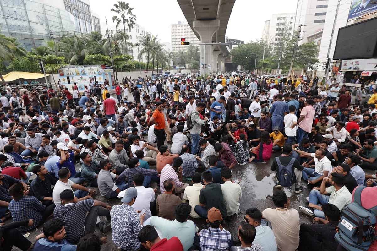 শাহরিয়ার আলম সাম্য হত্যার বিচারের দাবিতে ইন্টারকন্টিনেন্টাল মোড়ে ছাত্রদলের নেতা-কর্মীরা