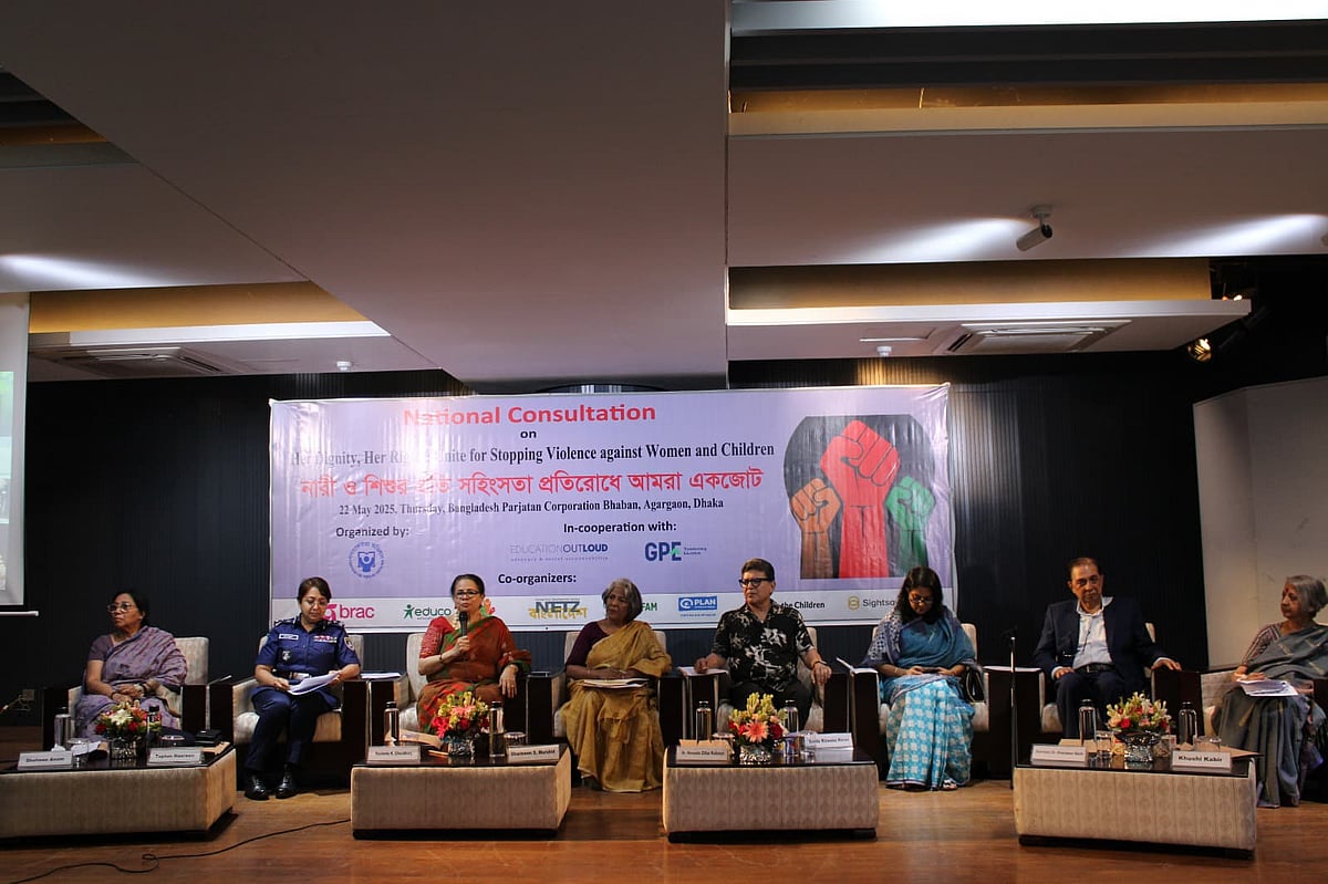 ‘নারী ও শিশুর প্রতি সহিংসতা প্রতিরোধে আমরা একজোট’ শীর্ষক জাতীয় মতবিনিময় সভায় অতিথি ও আয়োজকেরা। বৃহস্পতিবার রাজধানীর আগারগাঁওয়ে পর্যটন করপোরেশন মিলনায়তনে