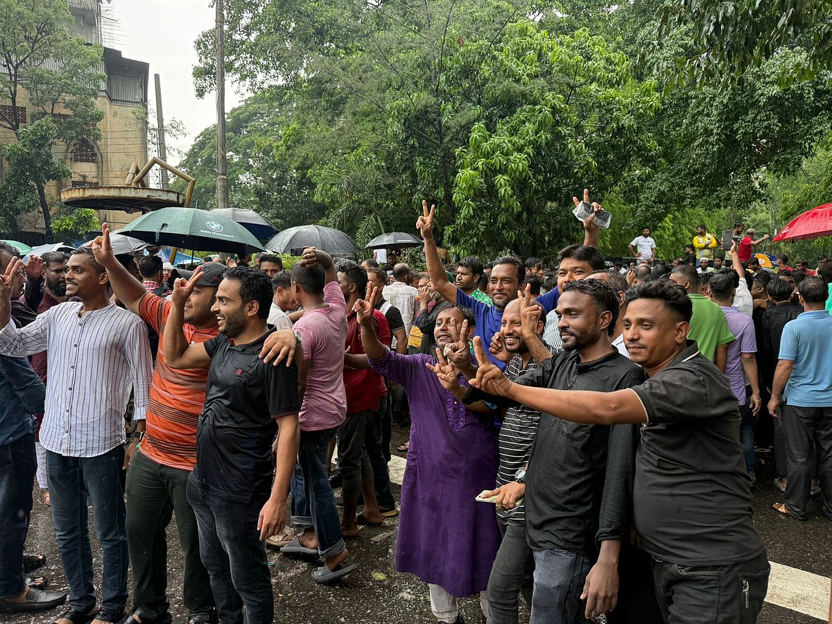 রাজধানীর কাকরাইল মসজিদ মোড়ে অবস্থান কর্মসূচিতে থাকা বিএনপির নেতা-কর্মীদের আনন্দ-উচ্ছ্বাস